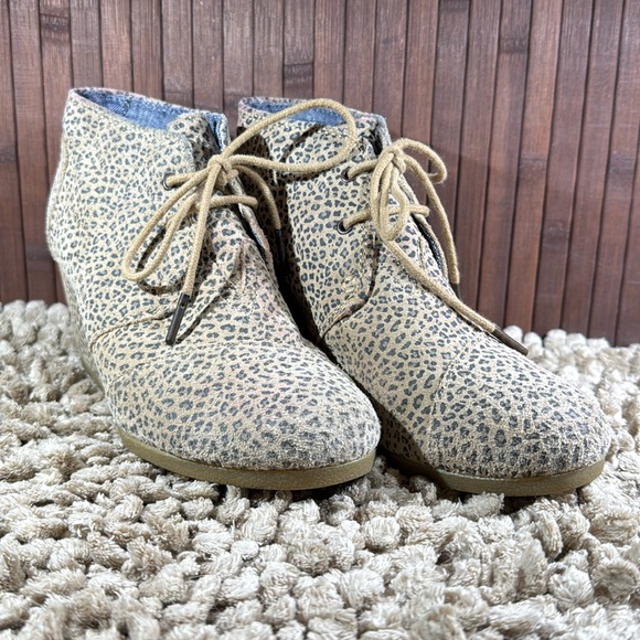 TOMS SHOES LEOPARD PRINT SZ 7 wedges - Picture 1 of 7